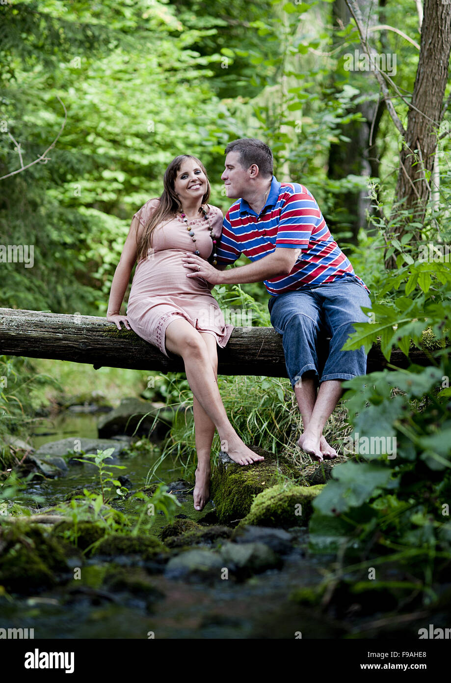 Felice coppia in gravidanza è rilassante nella natura Foto Stock