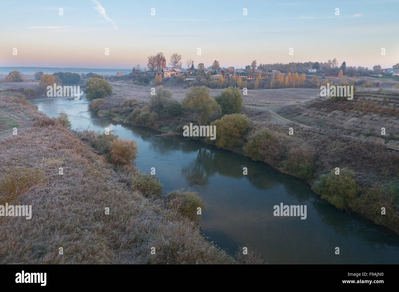 Vista la mattina sul fiume, campi e il Villaggio sull'orizzonte nel mese di ottobre Foto Stock