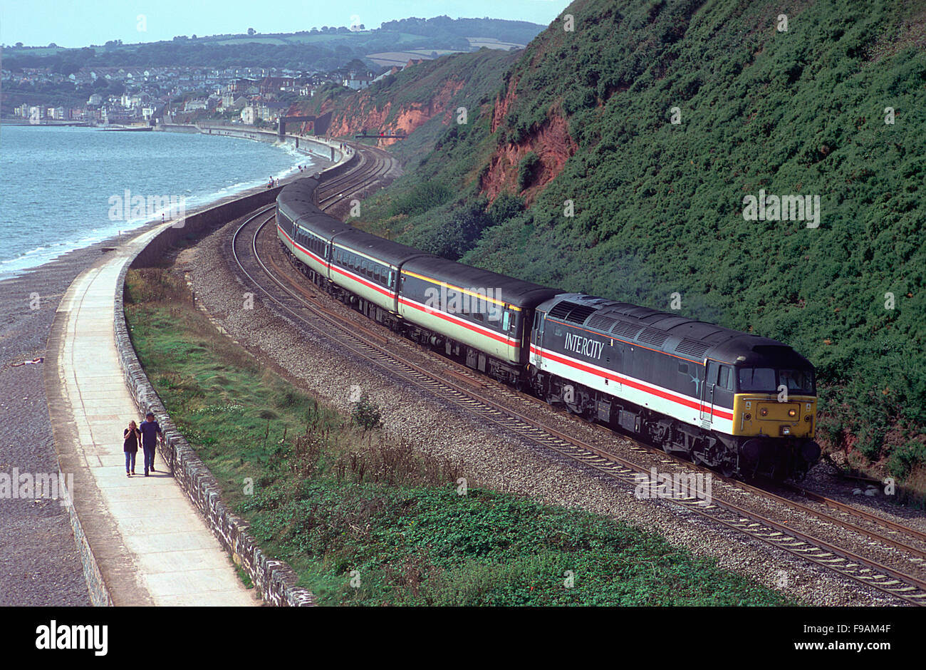 47826 funziona un servizio Intercity attraverso Dawlish Warren. Il 4 settembre 2000. Foto Stock