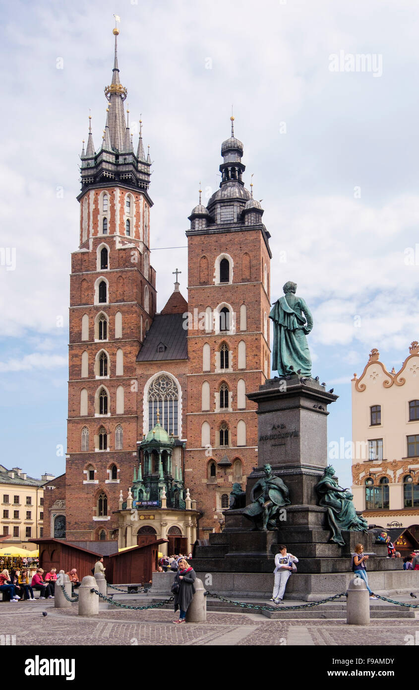 Gotica di Santa Maria la Basilica (Kościół Mariacki) e 1898 Adam Mickiewicz monumento in Piazza del mercato (Rynek Glowny), Cracovia in Polonia Foto Stock
