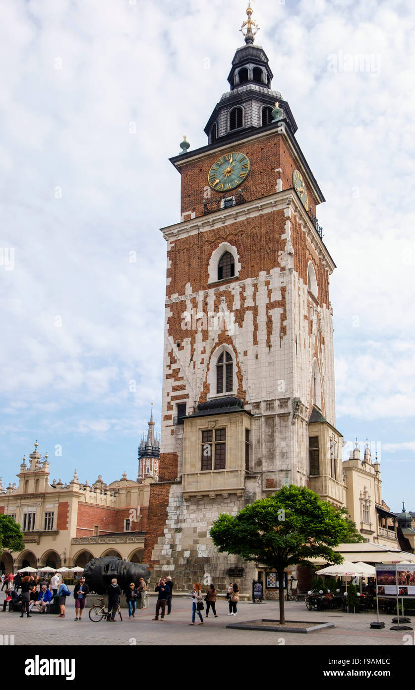 Xix secolo Municipio Torre (Wieża ratuszowa) nella piazza principale del mercato (Rynek Glowny), Cracovia, in Polonia, in Europa Foto Stock