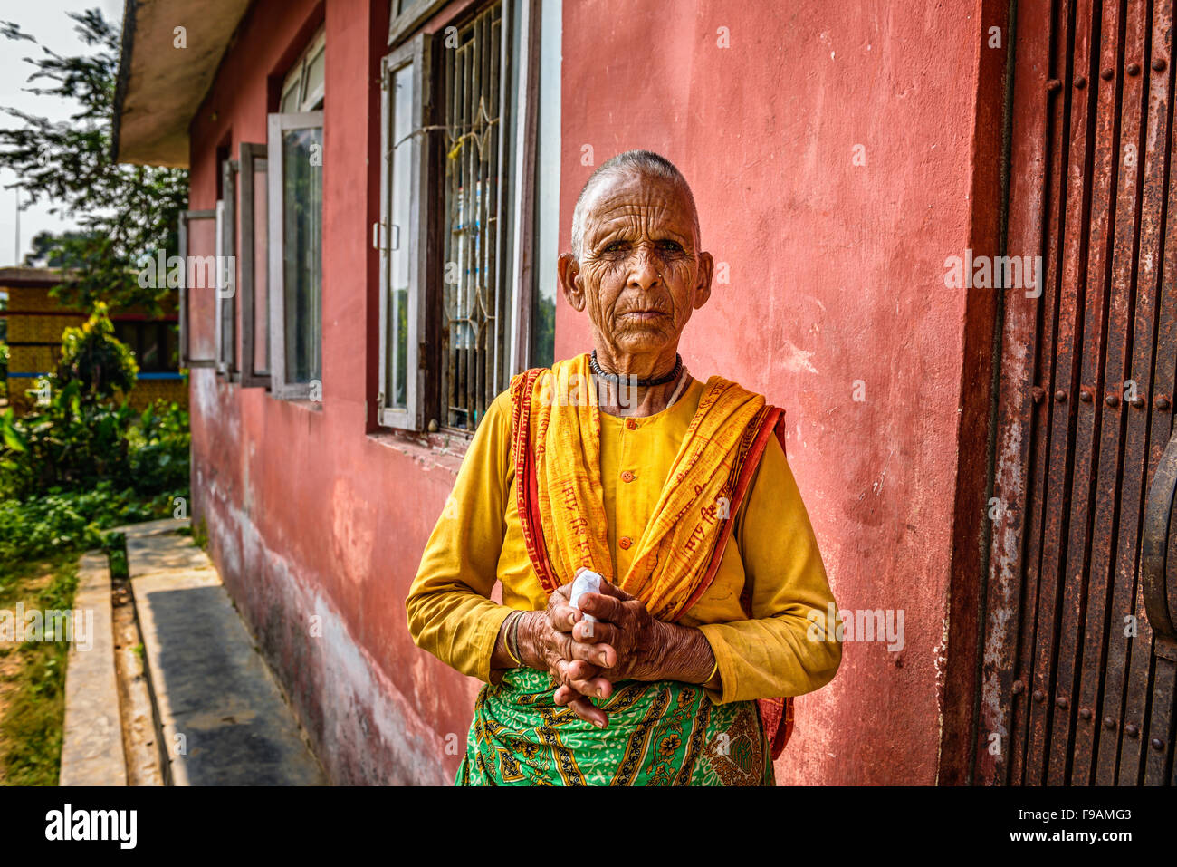 Molto vecchia donna accoglie i visitatori in un locale casa di riposo Foto Stock