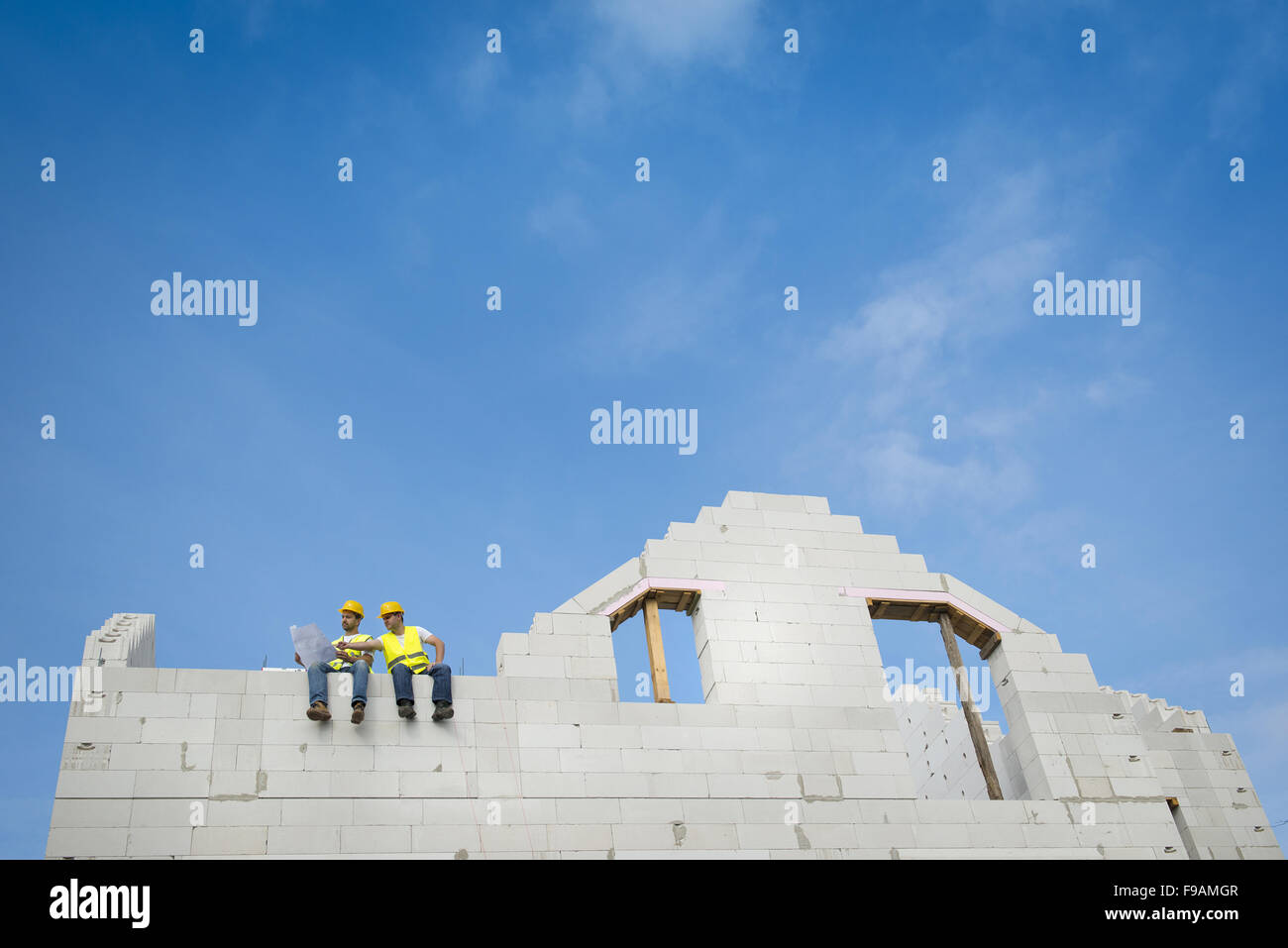 Appaltatori di costruzione la costruzione di un nuovo grande home Foto Stock