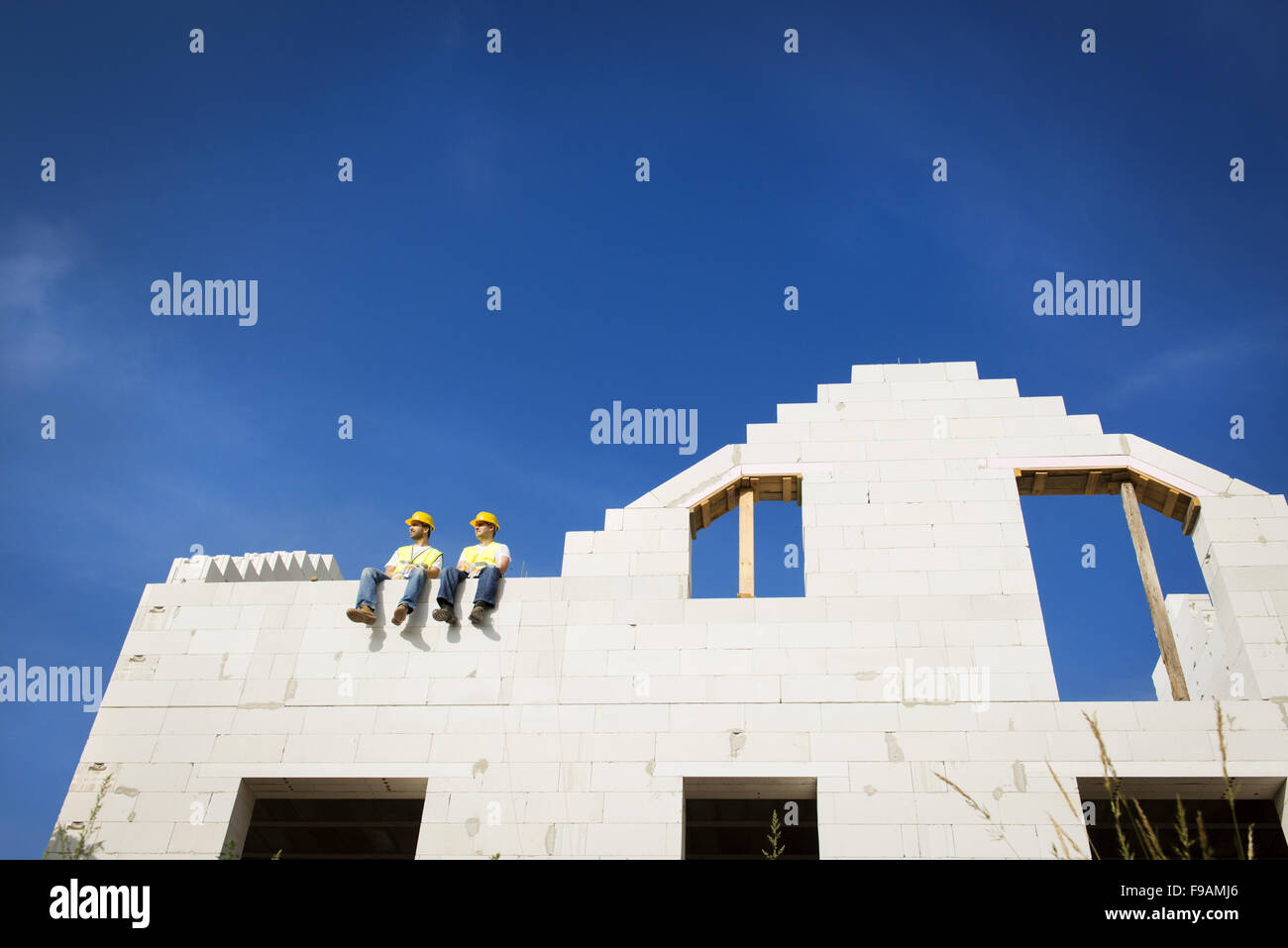 Appaltatori di costruzione la costruzione di un nuovo grande home Foto Stock