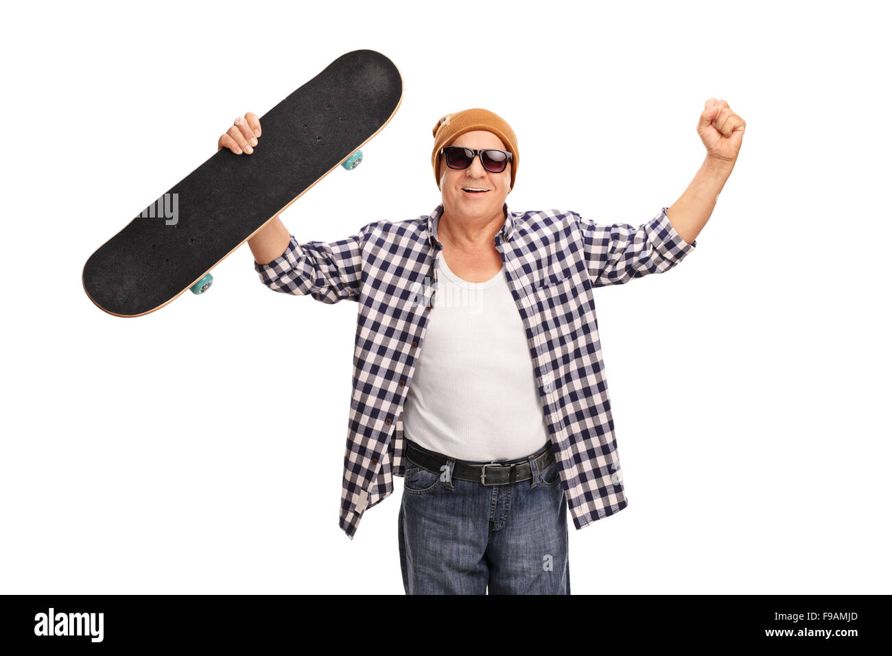 Gioioso skater senior celebrando la vittoria con le mani in aria isolata su sfondo bianco Foto Stock