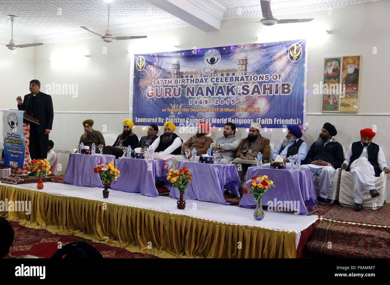 Pellegrini Sikh prendere parte ad una cerimonia religiosa per contrassegnare il 547th compleanno anniversario del Guru Nanak Dev Ji, il fondatore della religione sikh, svoltasi a Peshawar Martedì, Dicembre 15, 2015. Foto Stock