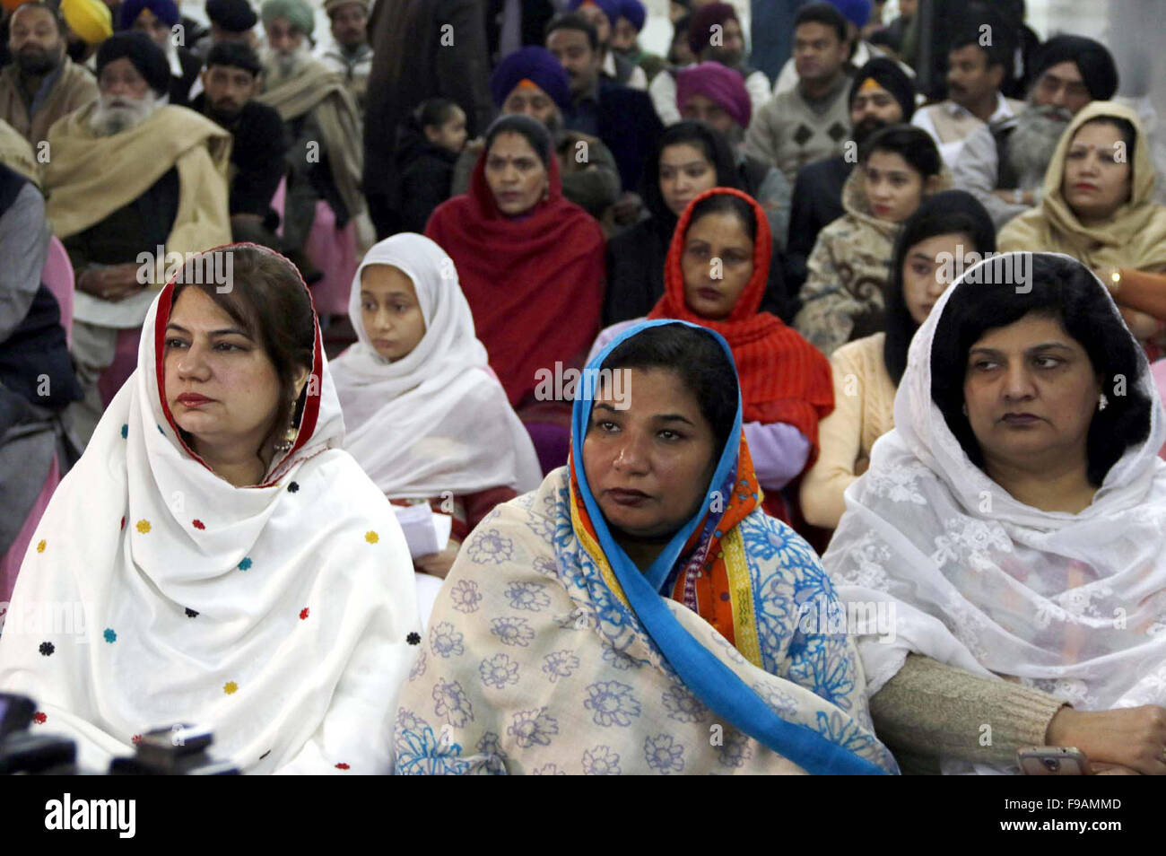 Pellegrini Sikh prendere parte ad una cerimonia religiosa per contrassegnare il 547th compleanno anniversario del Guru Nanak Dev Ji, il fondatore della religione sikh, svoltasi a Peshawar Martedì, Dicembre 15, 2015. Foto Stock