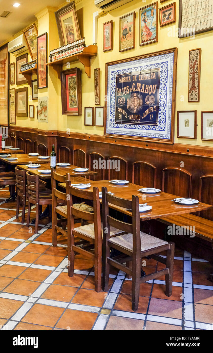 Fabrica de Cerveza Hijos de G. Mahou segno dentro il ristorante a Valencia Spagna Foto Stock