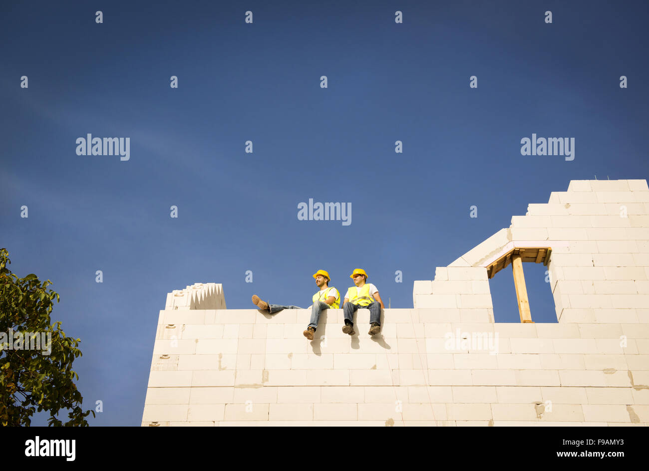 Appaltatori di costruzione la costruzione di un nuovo grande home Foto Stock