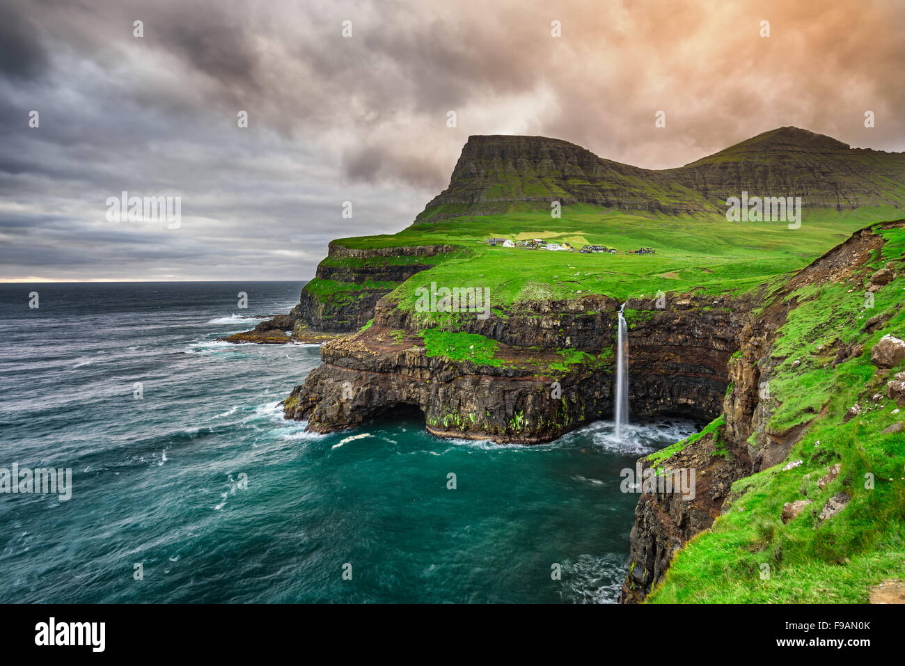Gasadalur villaggio e la sua leggendaria cascata, funzionario ministeriale, Isole Faerøer, Danimarca Foto Stock