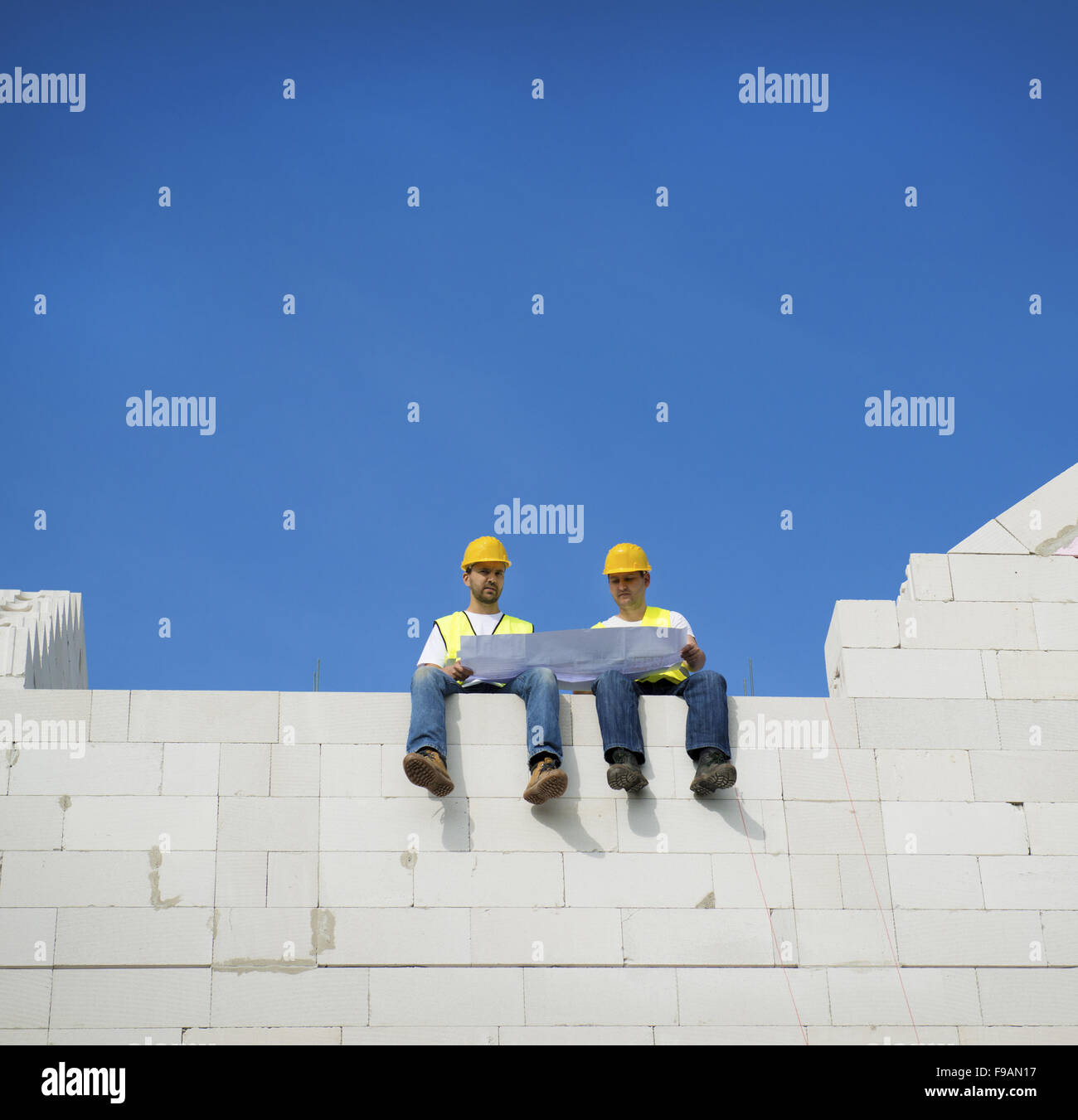 Appaltatori di costruzione la costruzione di un nuovo grande home Foto Stock
