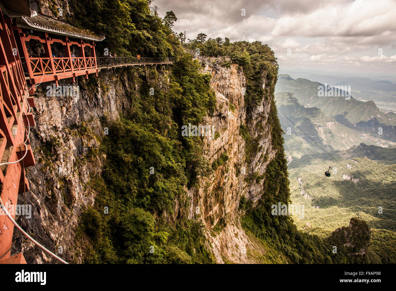 Funivia salita una montagna Foto stock - Alamy
