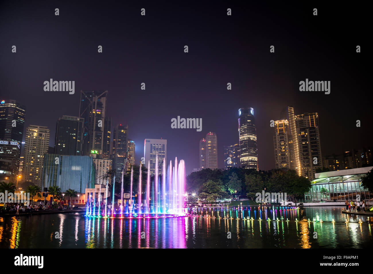 Spettacolo di luci, fontana, Lago Symphony, city park, grattacieli, centro città, Kuala Lumpur, Malesia Foto Stock