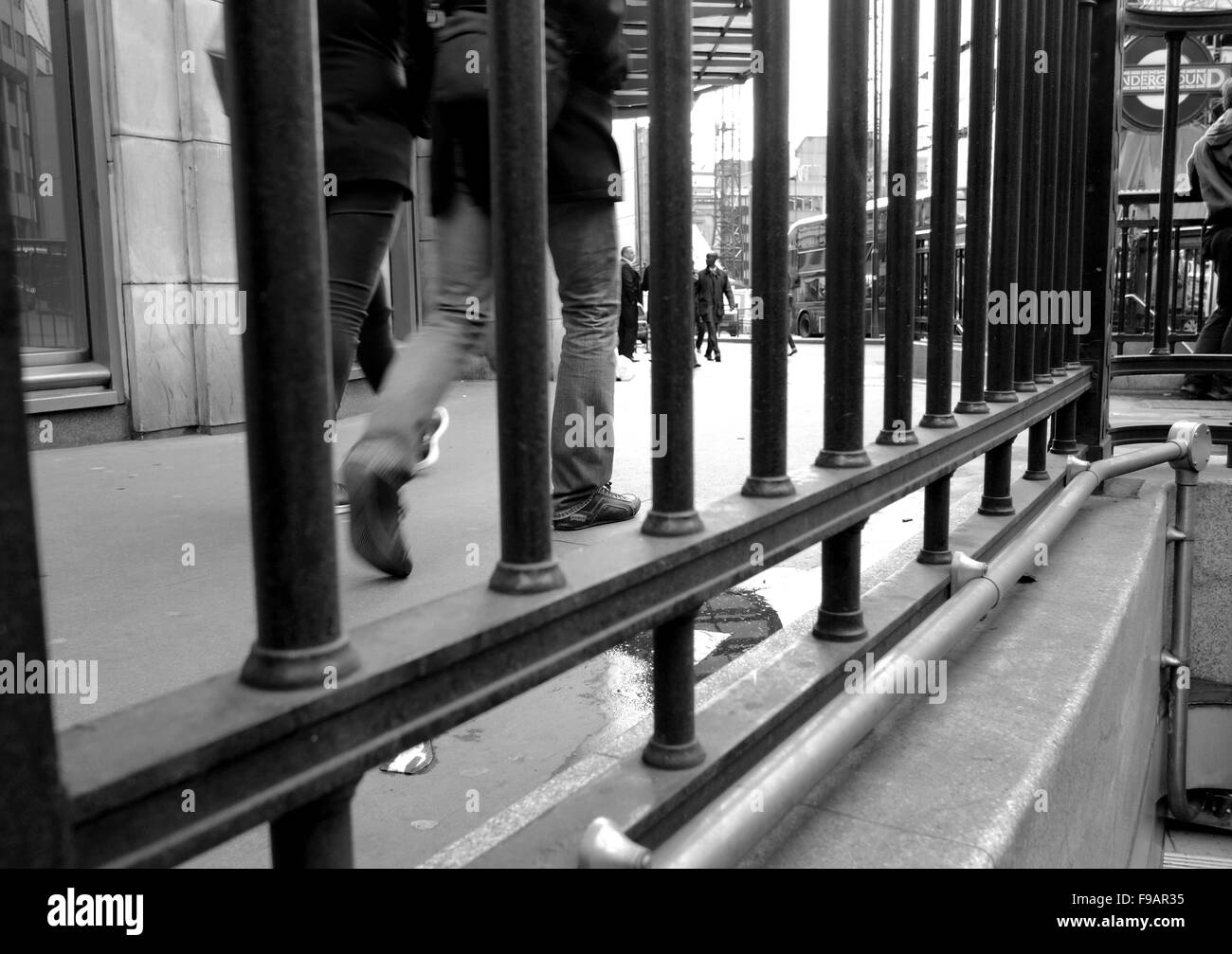 Street photography in London, la gente a piedi sul pavimento vicino al London Bridge, Foto Stock