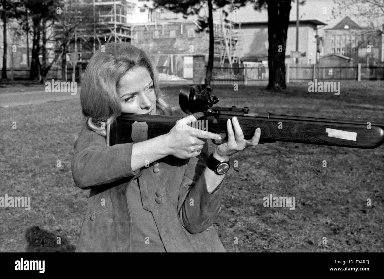 Deutsche Schauspielerin Ini Assmann auf dem Schießstand, Deutschland 1960er Jahre. Attrice tedesca Ini Assmann ad una gamma di pistola, Germania 1960s. 24x36swNeg255 Foto Stock