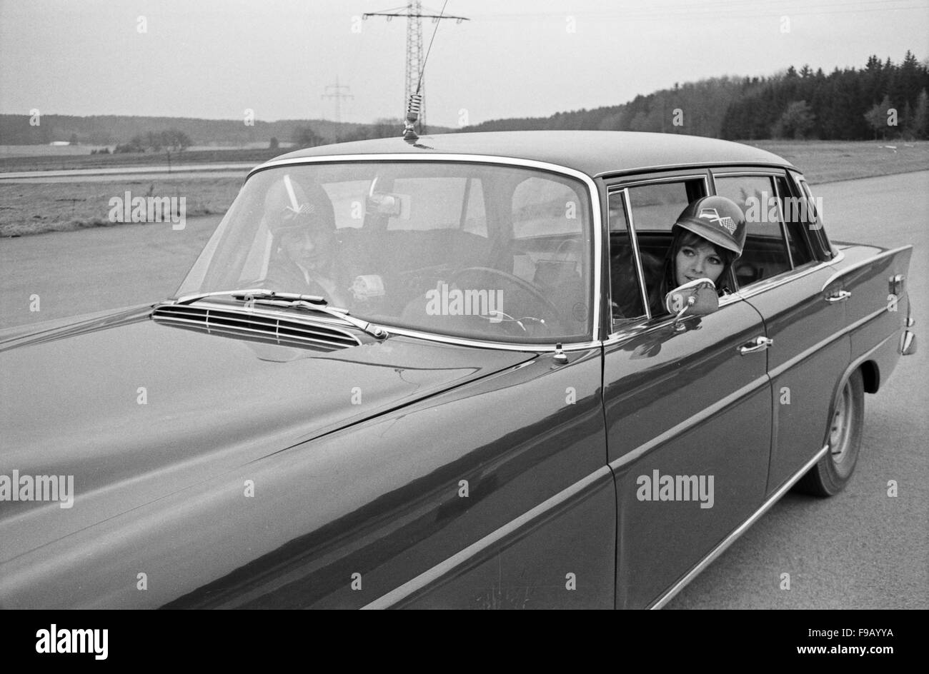 Der Sänger Jay Walker und Schauspielerin Inge Marschall unterwegs im LKW MAN, Deutschland 1960er Jahre. Il cantante Jay Walker su strada con l'attrice Inge Marschall in camion Man, Germania 1960s. 24x36swNeg362 Foto Stock