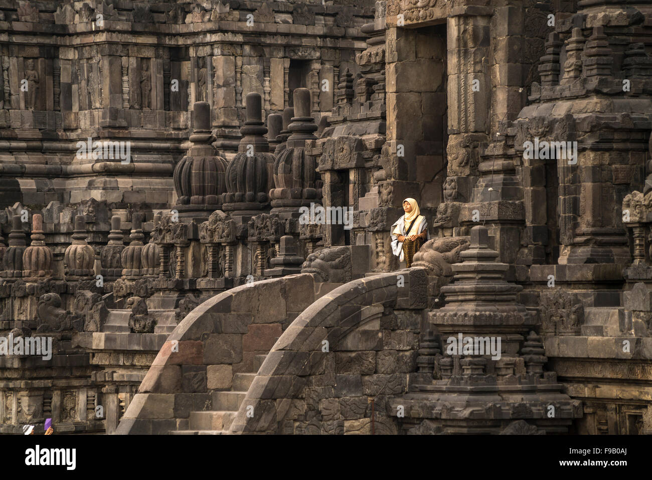 Muslima visitatore al 9° secolo tempio indù composto Candi Prambanan nel centro di Giava, in Indonesia, in Asia Foto Stock