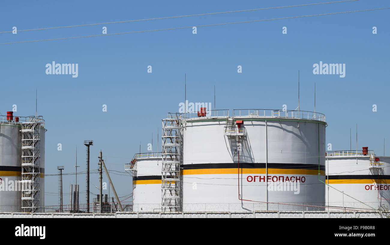 Il serbatoio in acciaio verticale. Capacità di stoccaggio di prodotti petroliferi Foto Stock