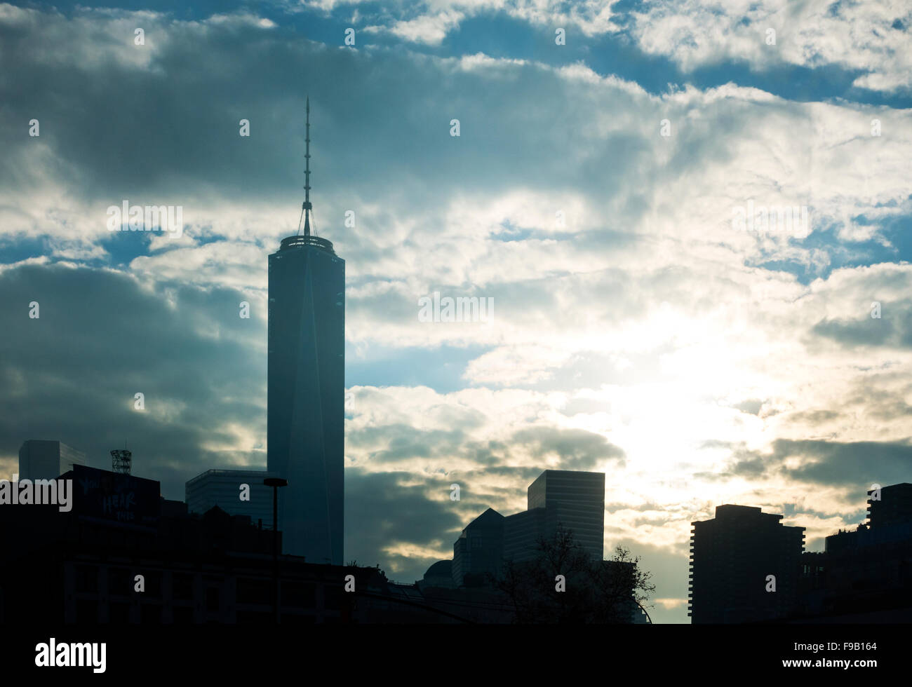 Libertà Tower presso il World Trade Centre contro un sole di setting ed inquietanti nubi Foto Stock