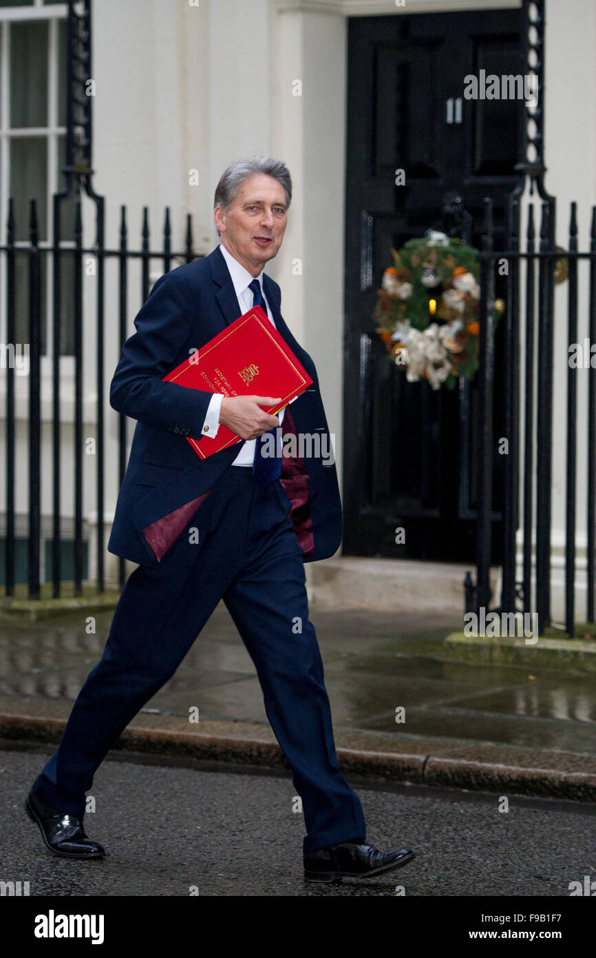 Londra, Regno Unito. 15 dicembre, 2015. Philip Hammond MP, Segretario di Stato per gli Affari Esteri e del Commonwealth arriva settimanale per la riunione di gabinetto di Downing Street. Credito: Pete Maclaine/Alamy Live News Foto Stock