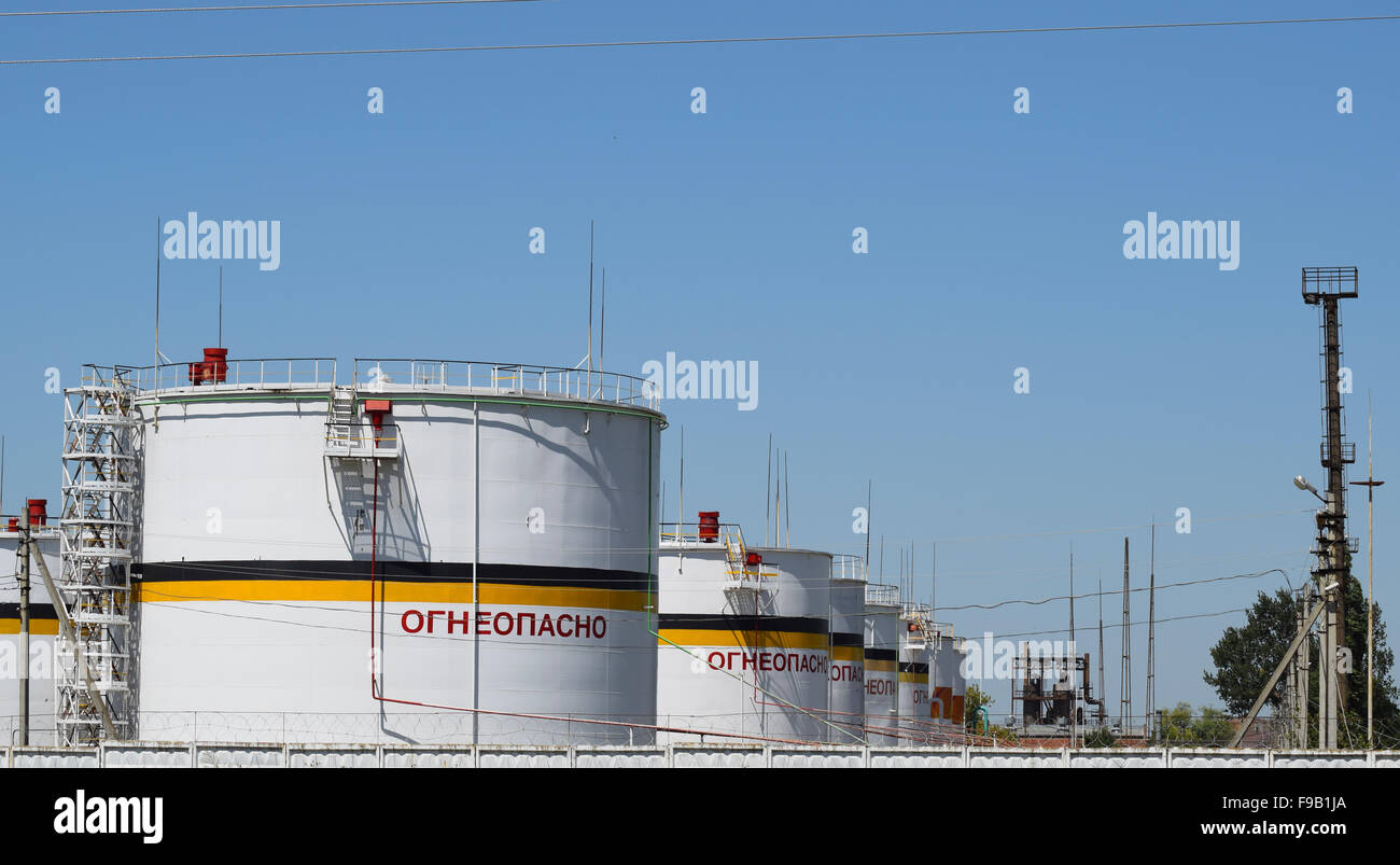 Il serbatoio in acciaio verticale. Capacità di stoccaggio di prodotti petroliferi Foto Stock