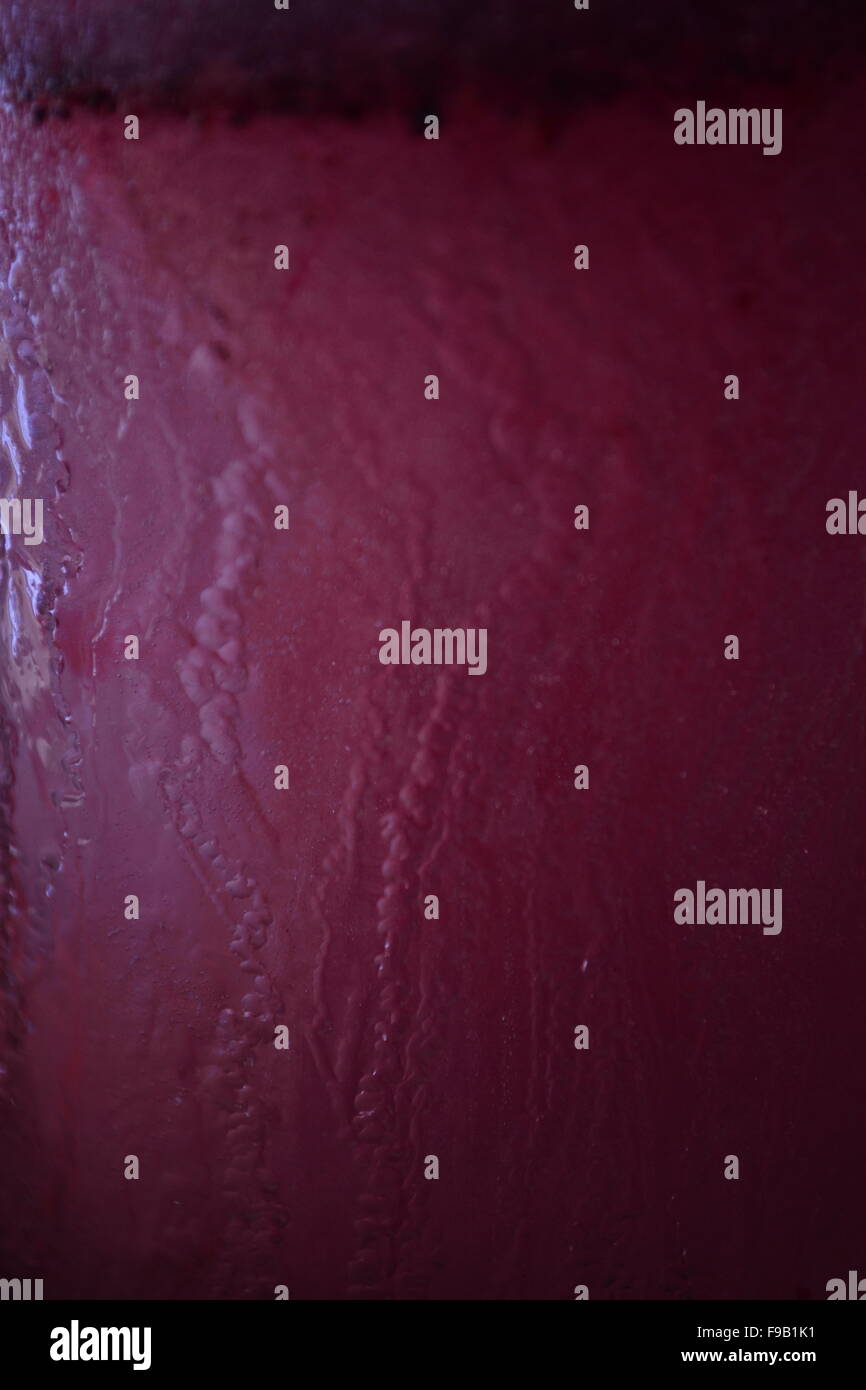 Rosa Rossa acqua congelata ghiaccio struttura ghiacciata abstract Foto Stock