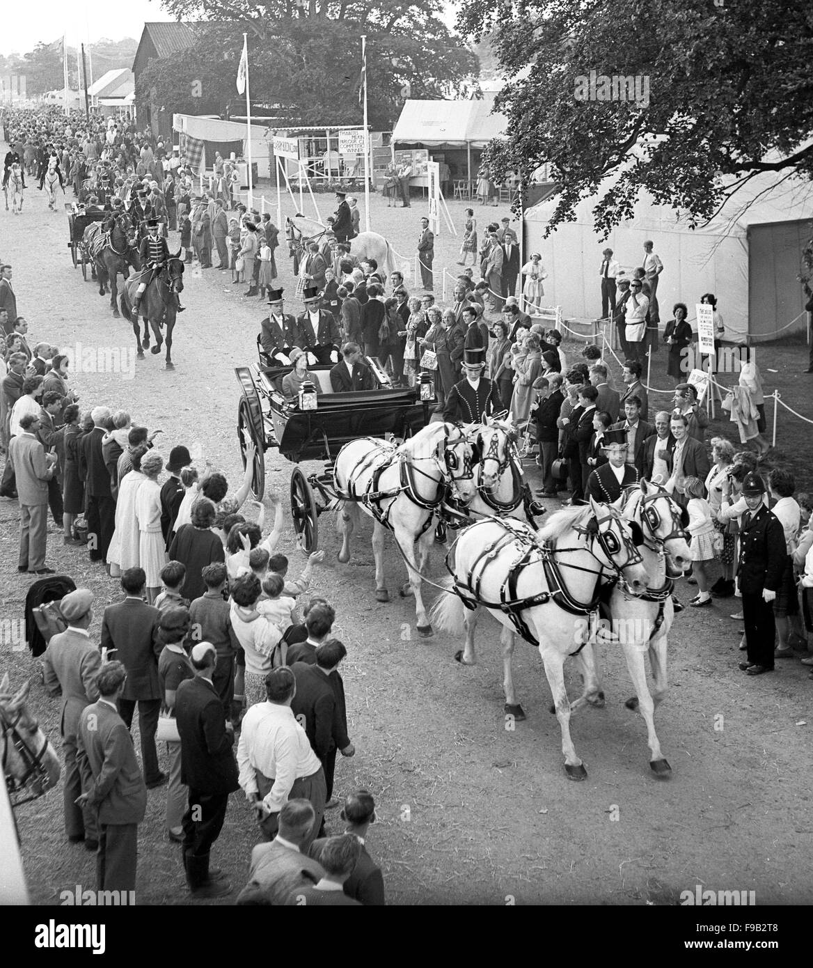 La regina Elisabetta e il Principe Filippo arriva con il cavallo e pulmann al Royal Show in 1963 Foto Stock