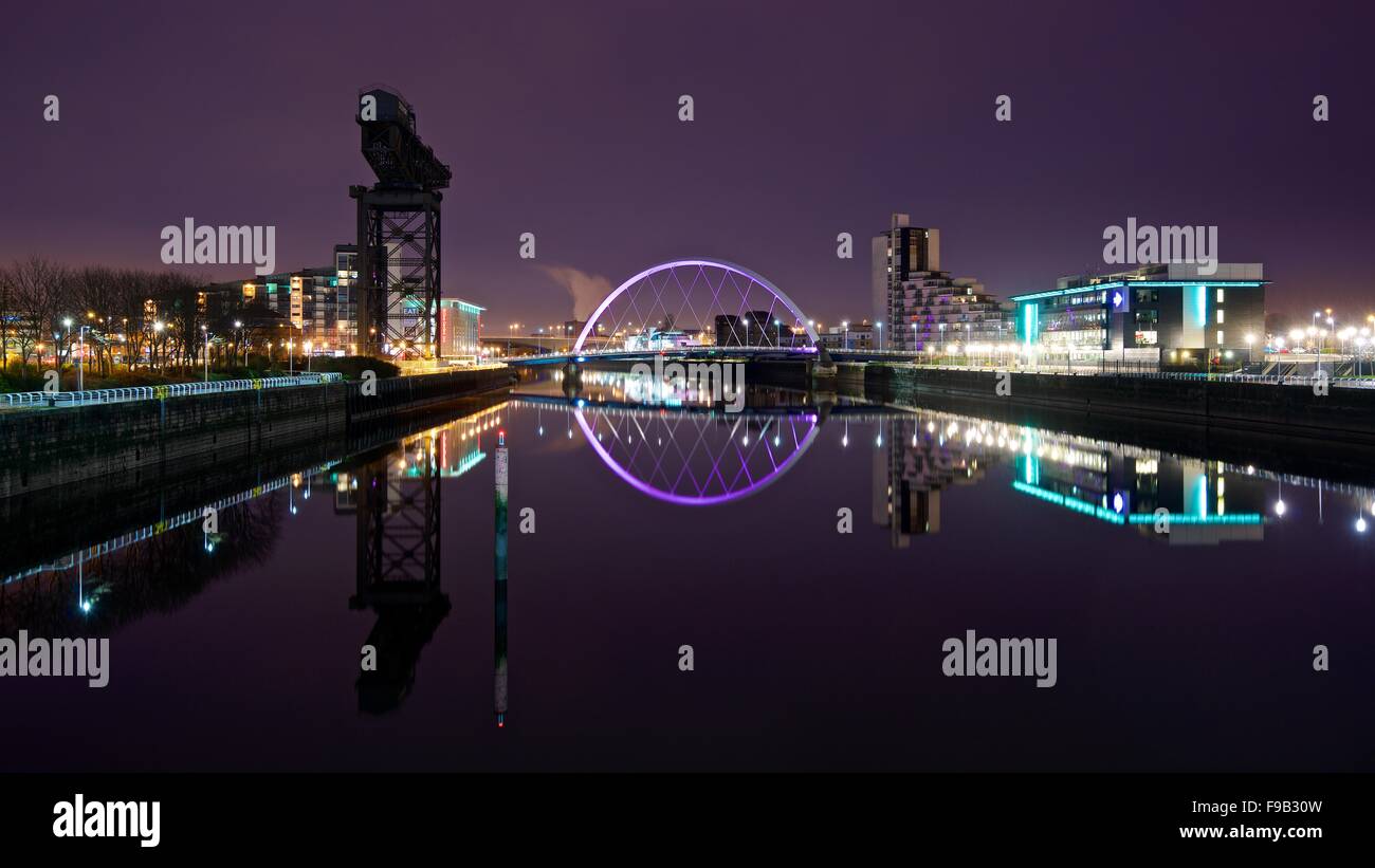 Una immagine a colori della vista dal ponte di campane di Glasgows riverside a notte Foto Stock