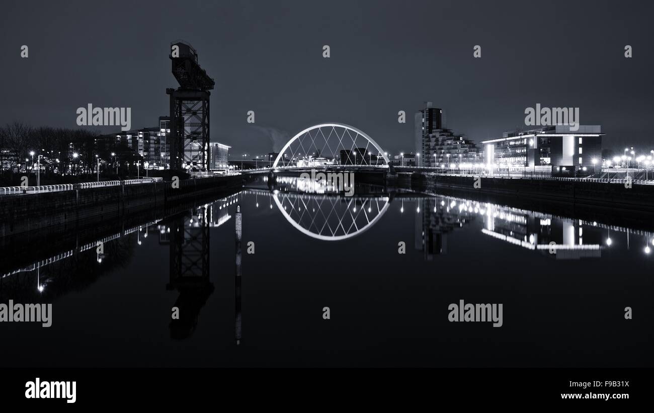 Una BNW immagine della vista dal ponte di campane di Glasgows riverside a notte Foto Stock