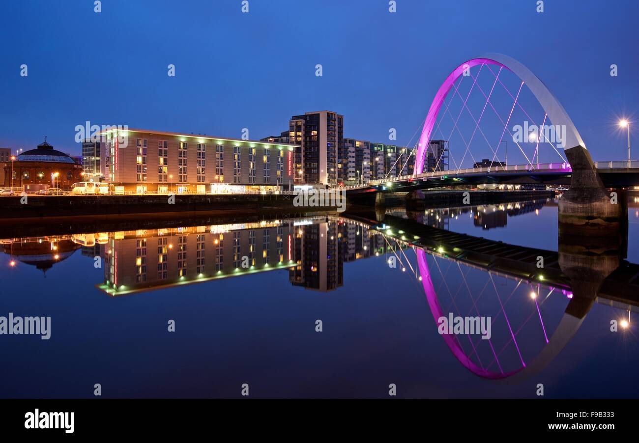 Una immagine a colori presi al tramonto del Clyde Arc e Hilton Park Hotel si riflette in ancora un fiume Clyde Foto Stock