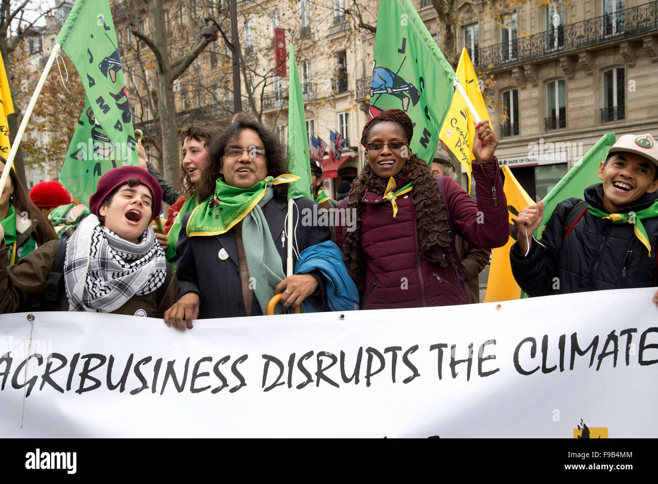 COP 21 la Conferenza ONU sul clima. Un gruppo internazionale di attivisti con un banner dicendo "agro-alimentare sconvolge il clima". Foto Stock
