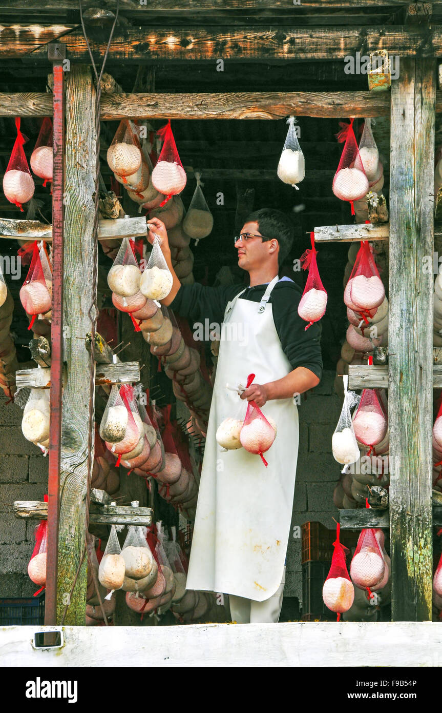 Formaggio tradizionale a base di latte e formaggio maker trovato alla montagna Lidoriki allevamento comune nella regione Grecia FOCHIDA, GRECIA CENTRALE Foto Stock