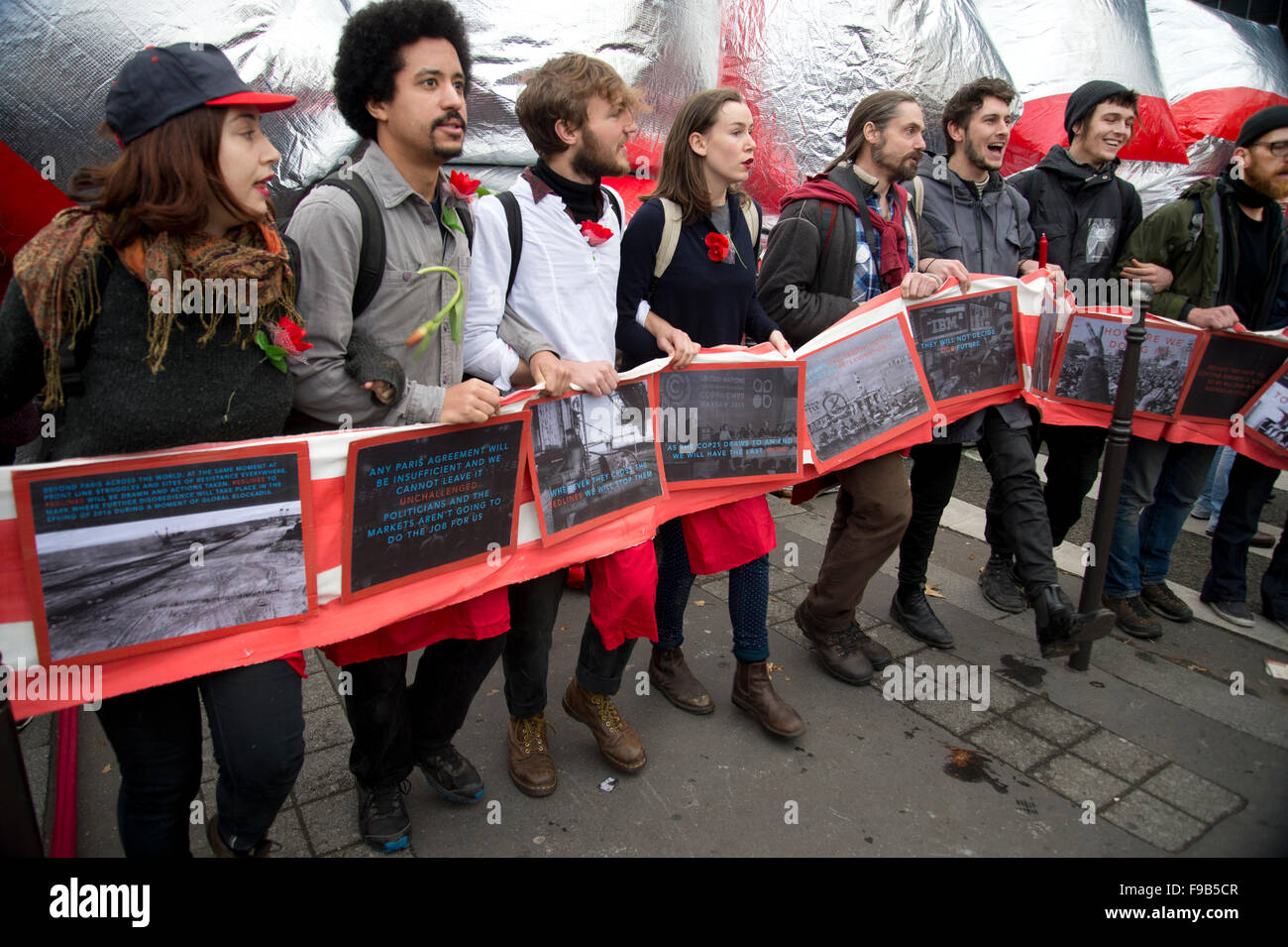 Francia, Parigi Dicembre 2015 COP 21 la Conferenza ONU sul clima. D12 giorno di azione disegno linee rosse in tutta Parigi. Foto Stock