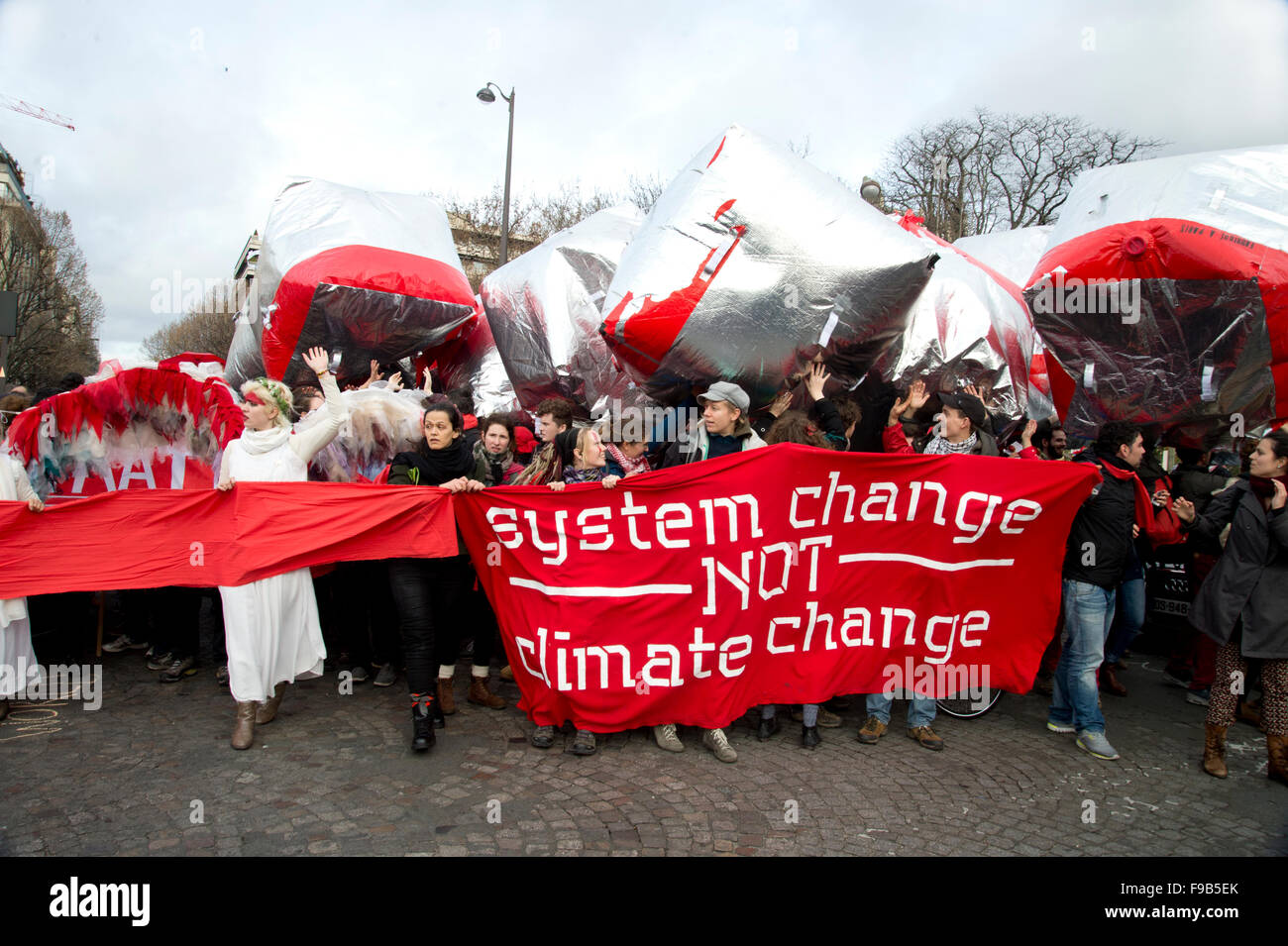 Francia, Parigi Dicembre 2015 COP 21 la Conferenza ONU sul clima. D12 giorno di azione disegno linee rosse in tutta Parigi. Foto Stock