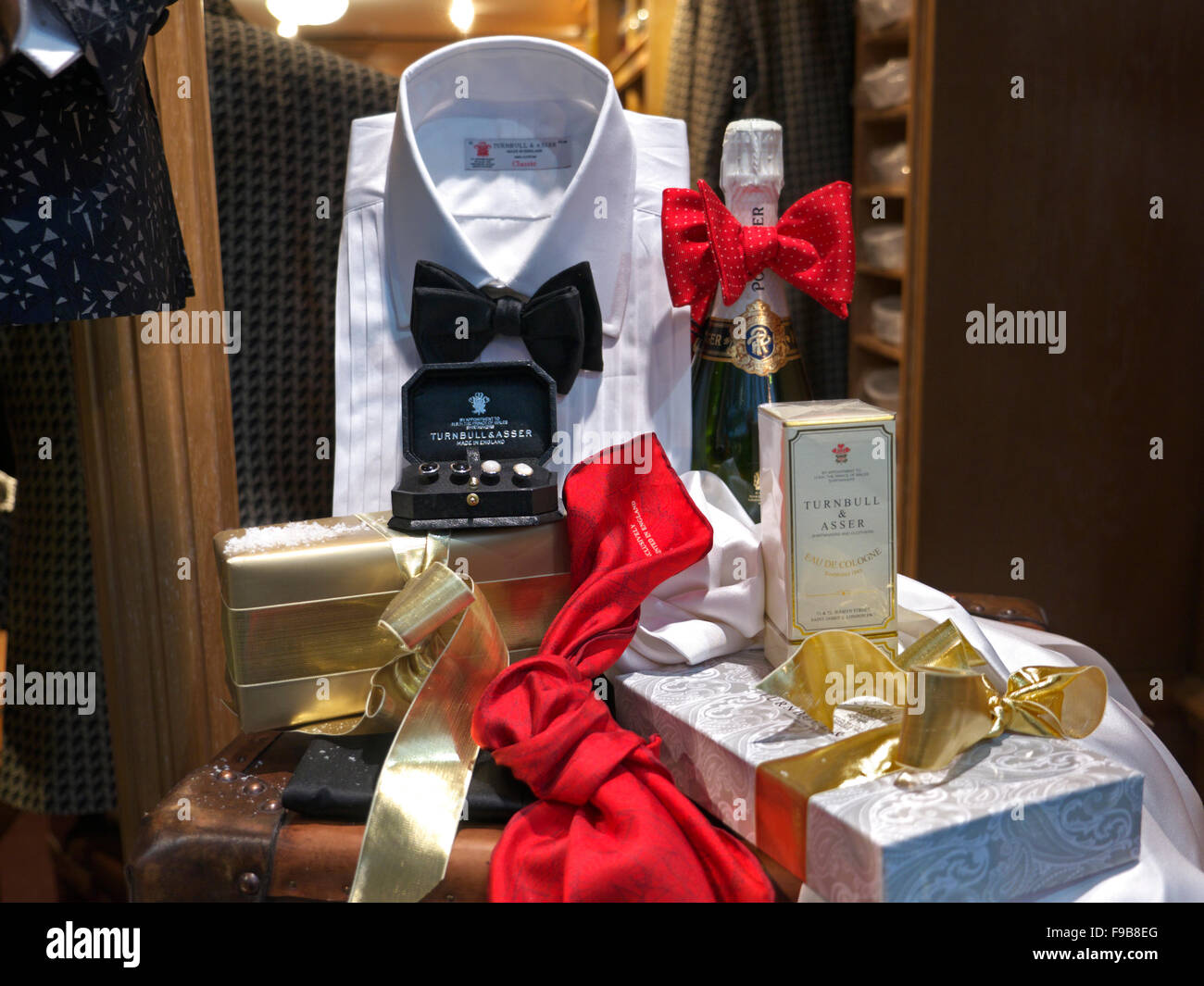 In inverno il display di Natale di lusso gentleman's outfitters Turnbull & Asser Piccadilly London REGNO UNITO Foto Stock