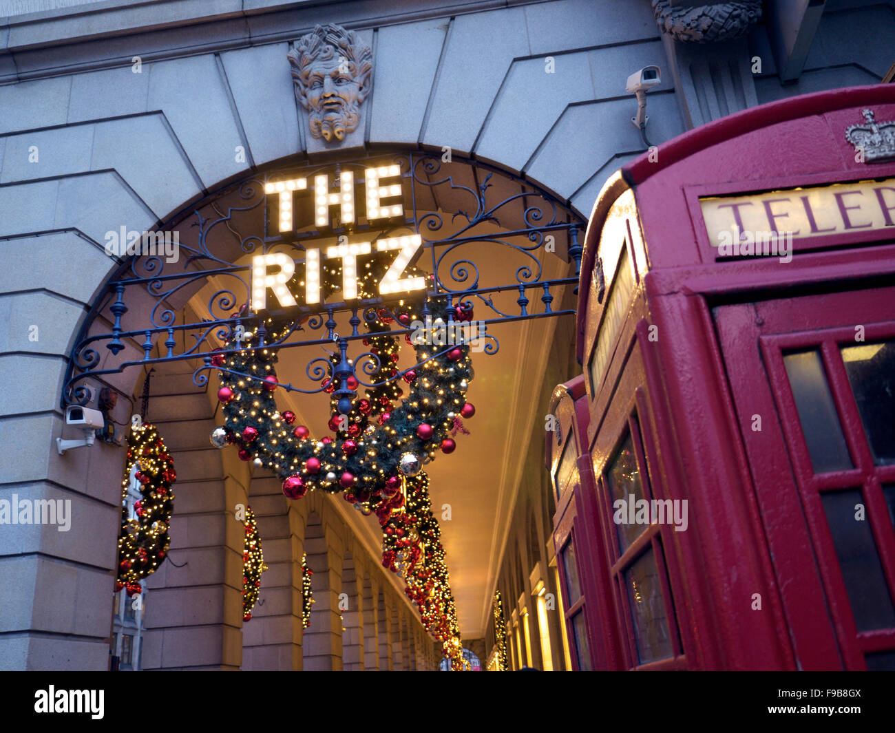 L' Hotel Ritz decorazioni di Natale Londra Piccadilly a Natale con i tradizionali conserve di cabine telefoniche rosse in primo piano London REGNO UNITO Foto Stock