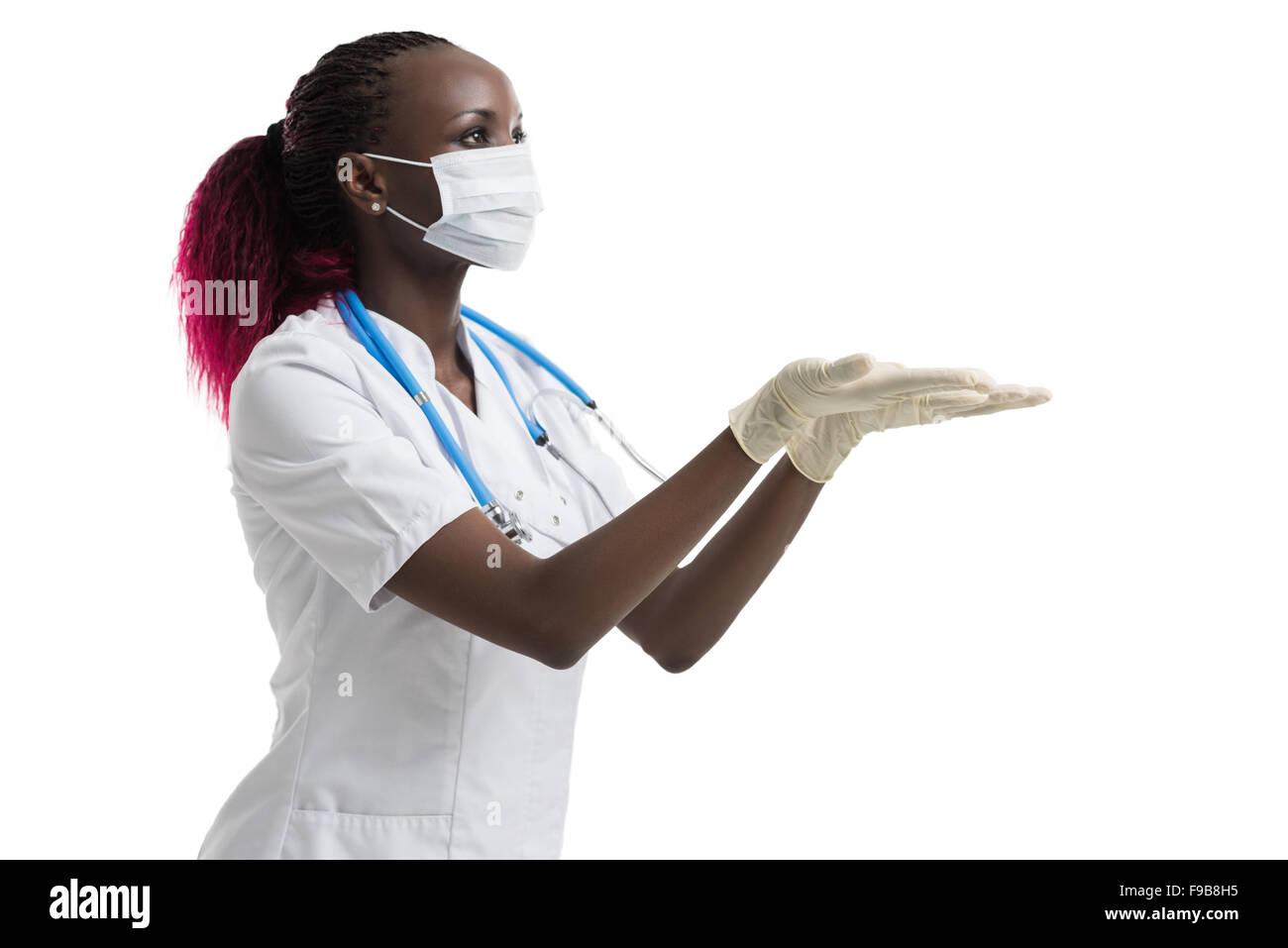 Close up femmina medico africano tenendo qualcosa in mano Foto Stock