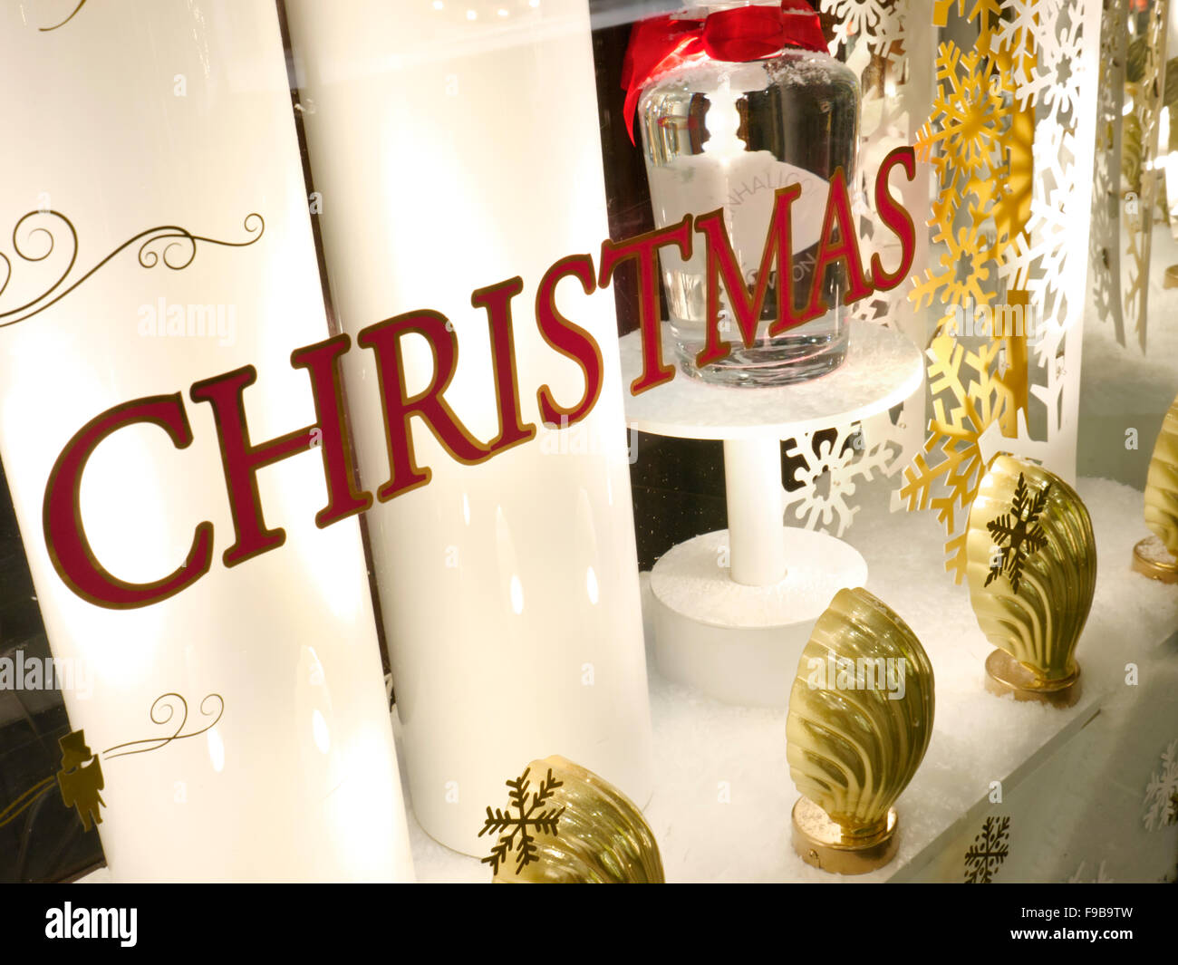 Natale vetrina semplice ed elegante negozio di festosa window display vestito per Natale London REGNO UNITO Foto Stock