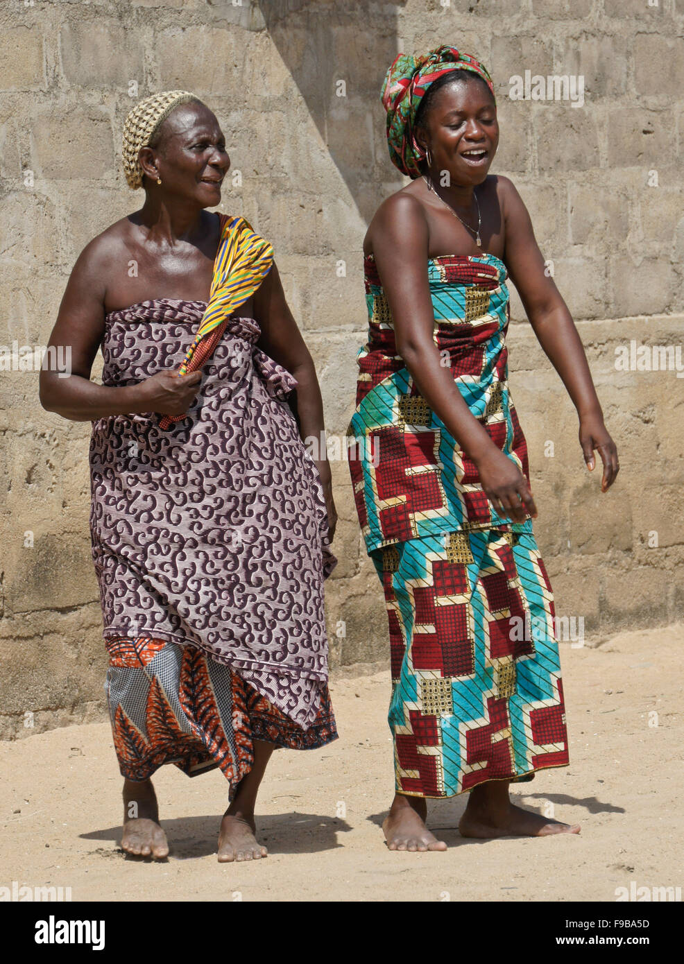 Fon donne ballare e cantare nel villaggio di Heve-Grand Popo, Benin Foto Stock