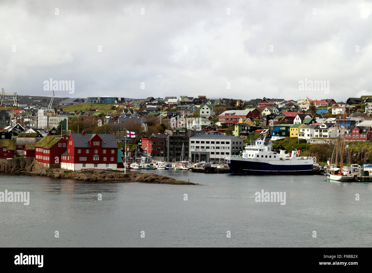 Il vecchio parlamento delle isole Faeroeer edifici penisola Tinganes Tórshavn Harbour, vista dall'acqua le Isole Faroe Foto Stock