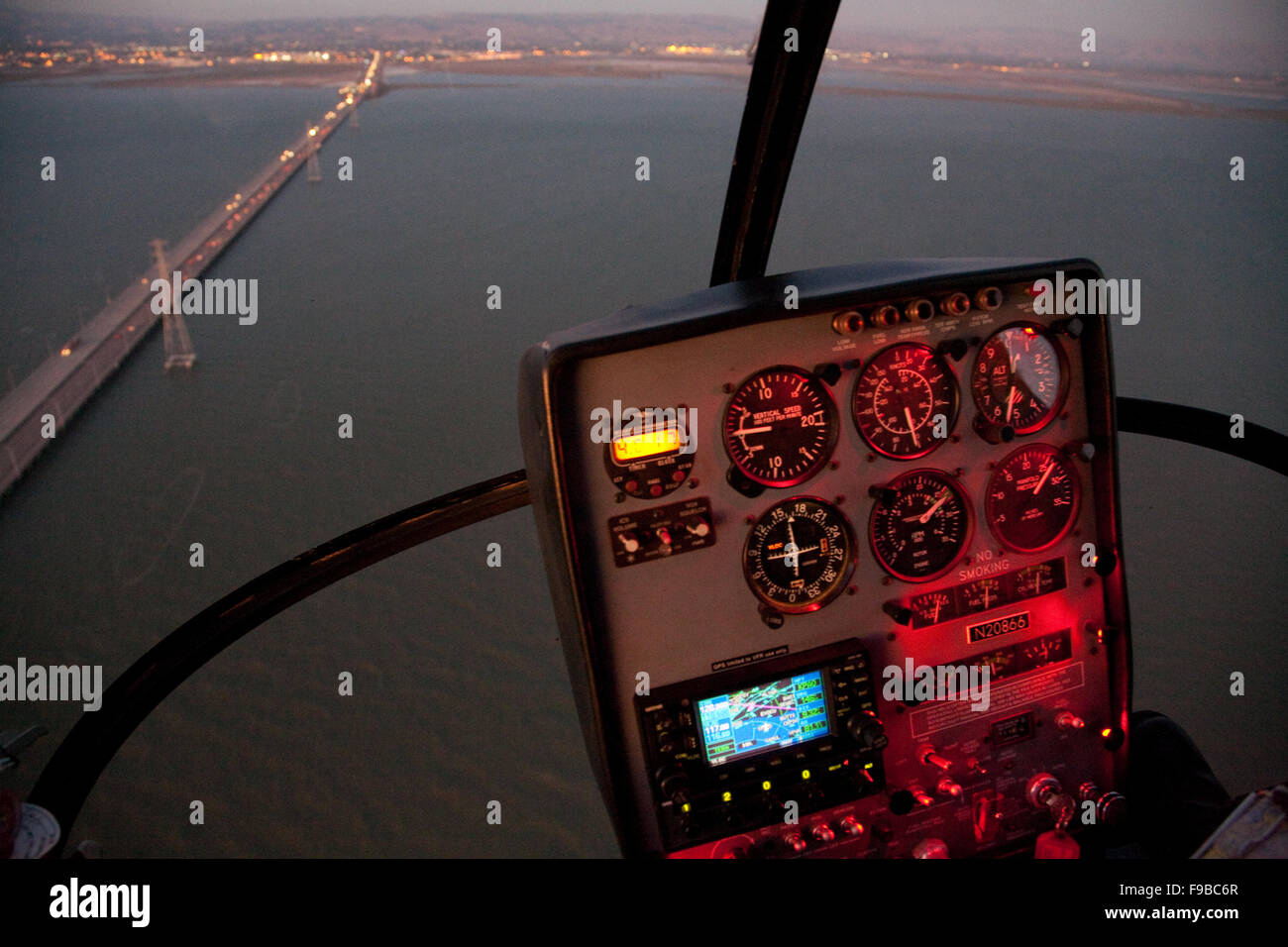 Volo in elicottero di notte su San Francisco Bay Foto Stock