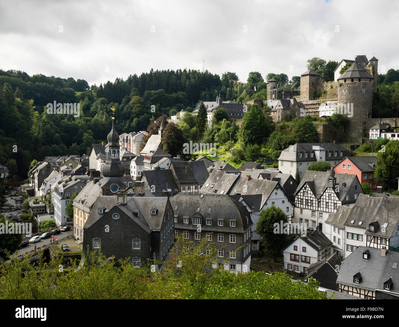 Una vista sopra la città di Monschau con il suo castello medievale nella regione Eifel / Germania. Foto Stock