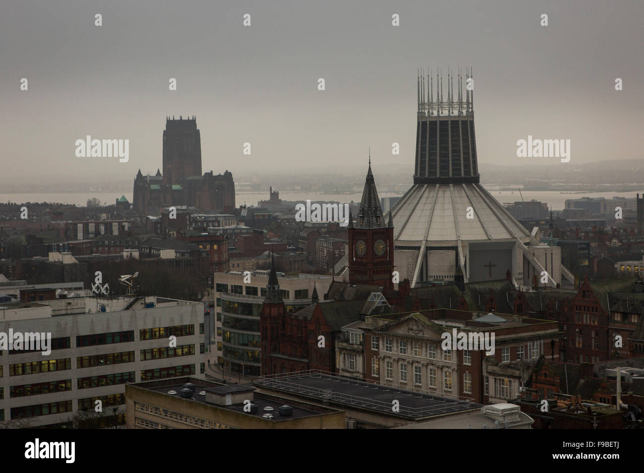 Lo skyline di Liverpool in una giornata grigia compresi Liverpool Metropolitan Cathedral (anteriore destro) e la Cattedrale di Liverpool (posteriore sinistra) Foto Stock