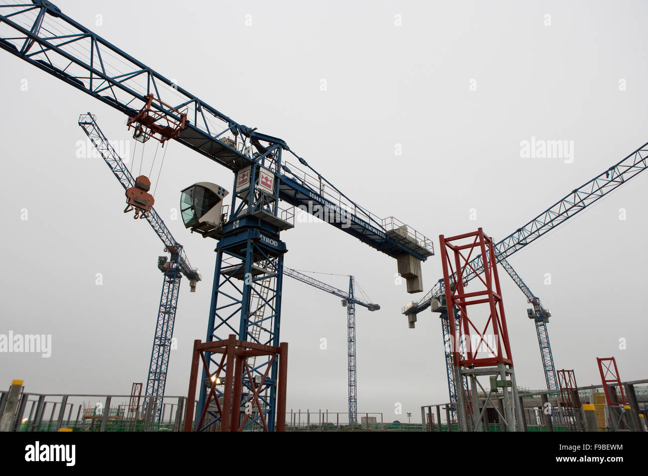 Costruzione delle gru a torre in Liverpool , Regno Unito Foto Stock