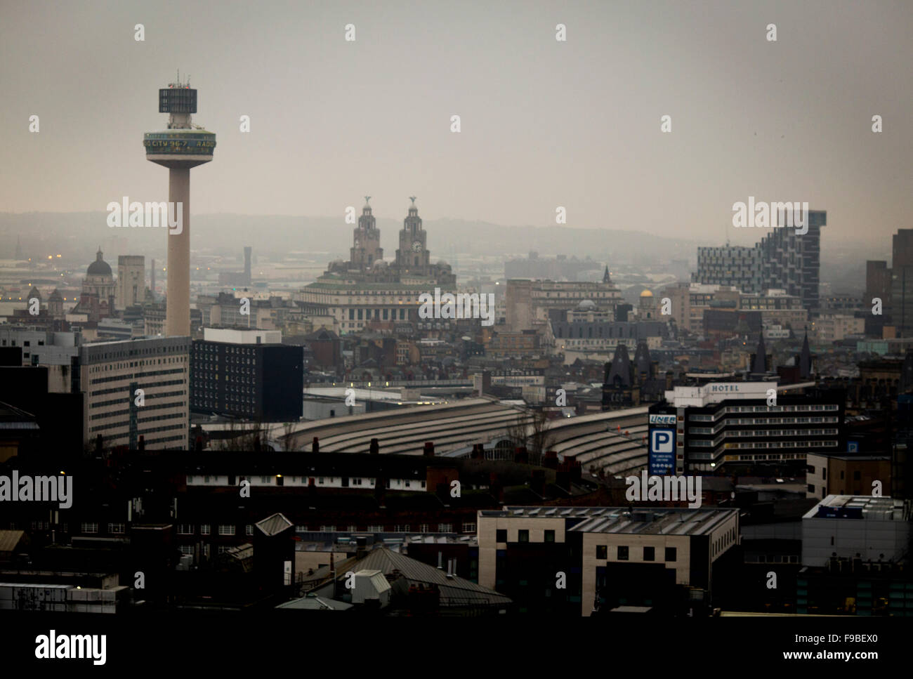 Lo skyline di Liverpool in una giornata grigia compresa la Radio City Tower e il Radio City Tower e Royal Liver Building Foto Stock
