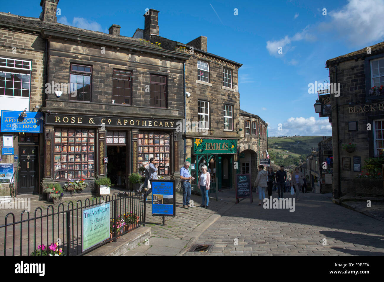 Rose & Co speziale shop del villaggio di Haworth West Yorkshire Inghilterra Foto Stock