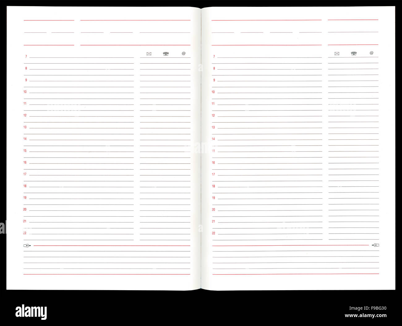 Notebook vuota doppia pagina su sfondo nero Foto Stock