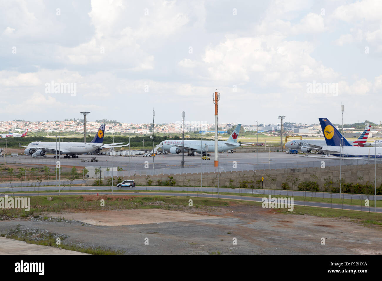 Lufthansa Airbus A340-642 di aeromobili (L), Air Canada Boeing 777-333ER (C) e Lufthansa Boeing 747-830 coda (R), Aeroporto di Guarulhos, Sao Paulo, Brasile Foto Stock