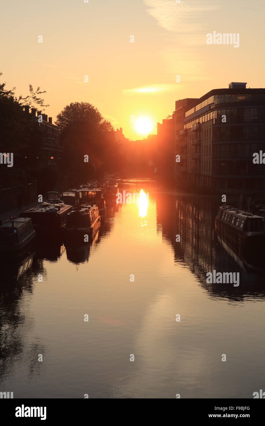 Un alba autunnale, guardando ad est oltre il Regent's Canal accanto al re del luogo, nel quartiere di Islington, North London, England, Regno Unito Foto Stock