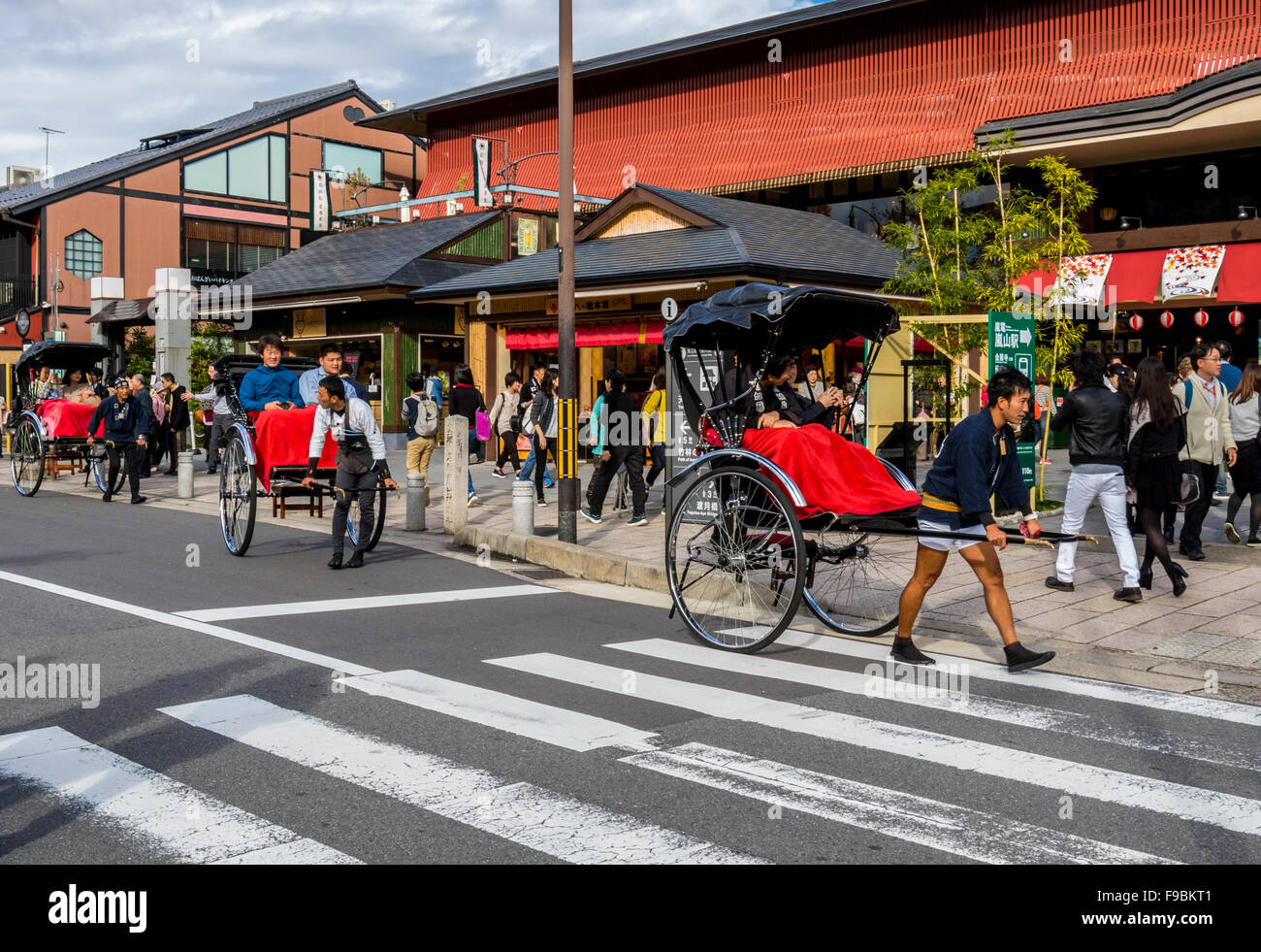 Rickshaws essendo utilizzato per prendere tourist intorno Arashiyama nella prefettura di Kyoto in Giappone Foto Stock